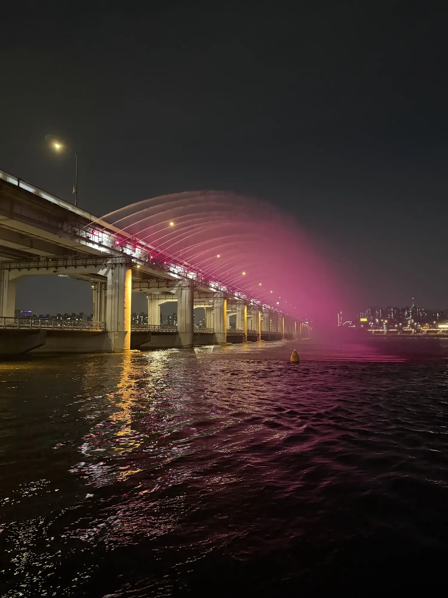 Banpo Bridge Rainbow Fountain de nuit