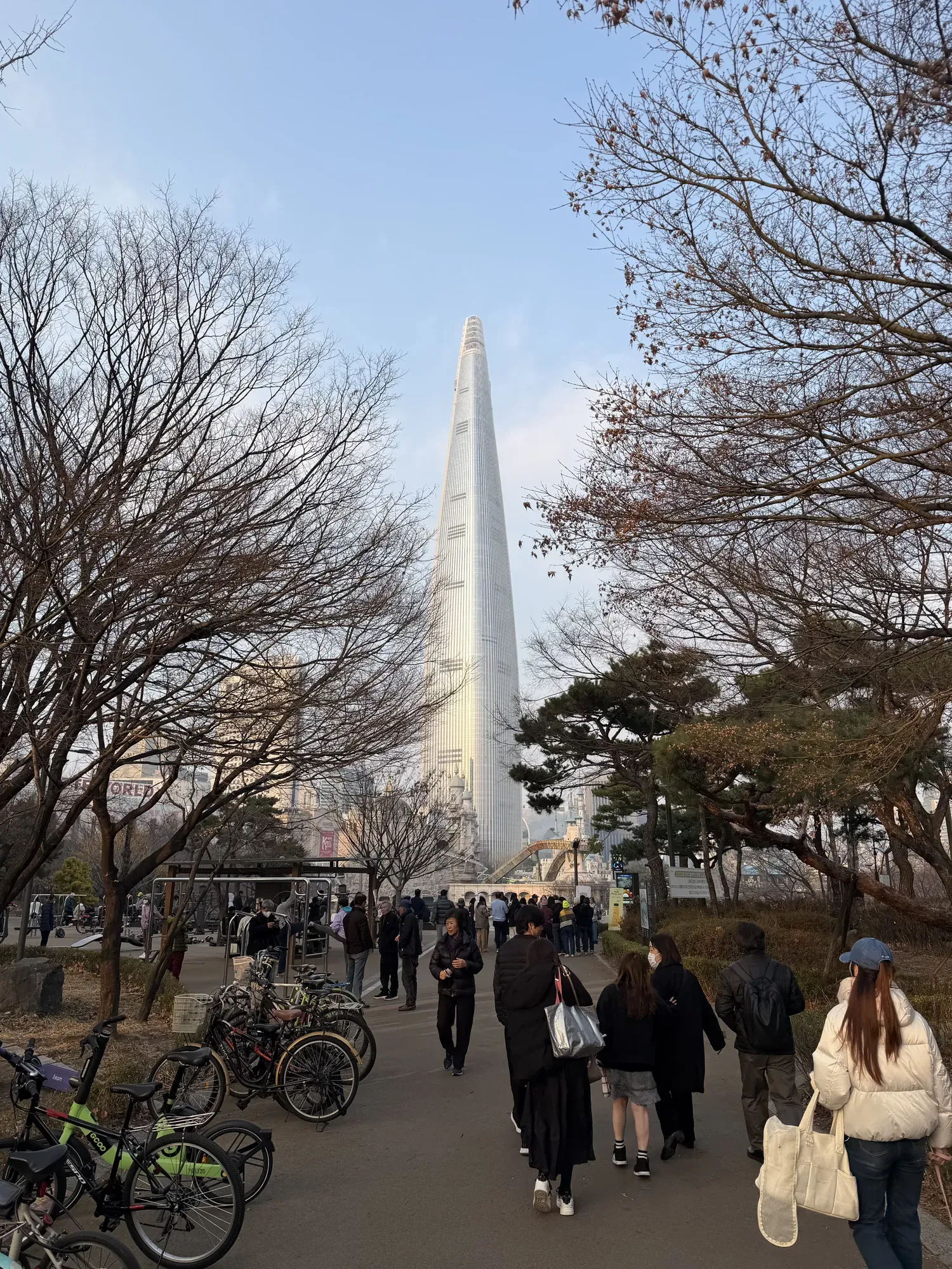 Lotte World Tower depuis le lac Seokchon