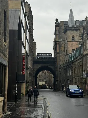 Bus écossais sur un pont