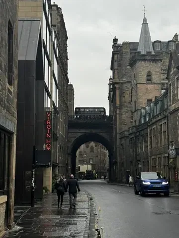 Bus écossais sur un pont