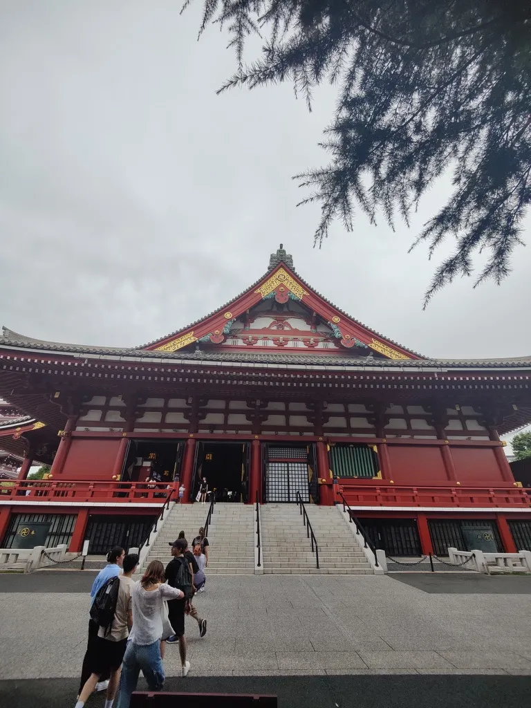 Devant le temple Senso-ji à Tokyo