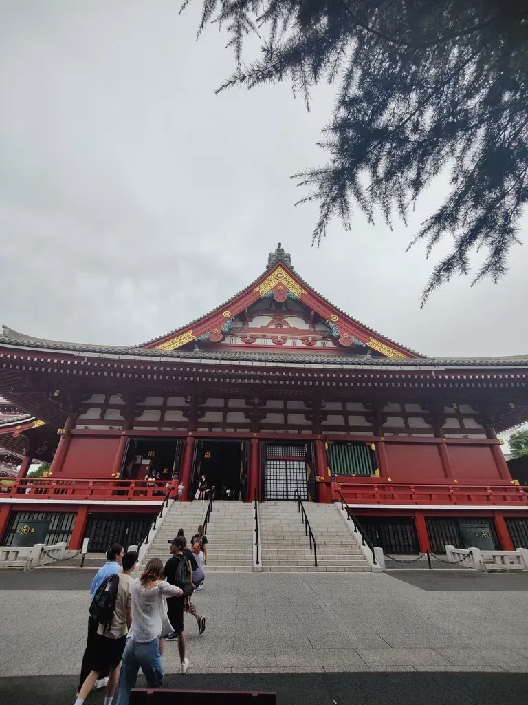 Devant le temple Senso-ji à Tokyo